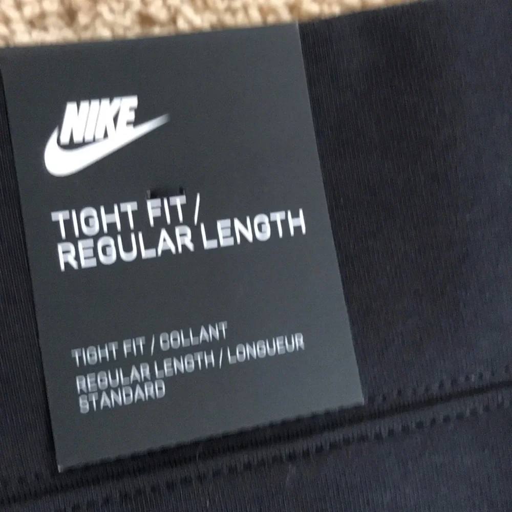 NWT! NIKE Size XS full length tight fit black leggings